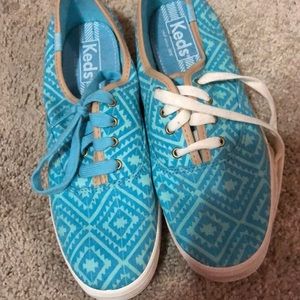 Blue patterned keds with mix matched laces